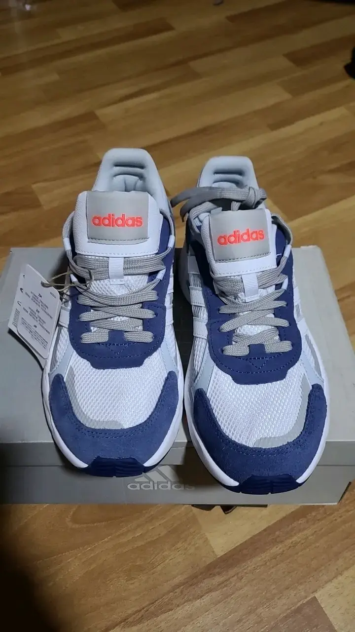 Zapatillas deportivas Adidas blancas y azules