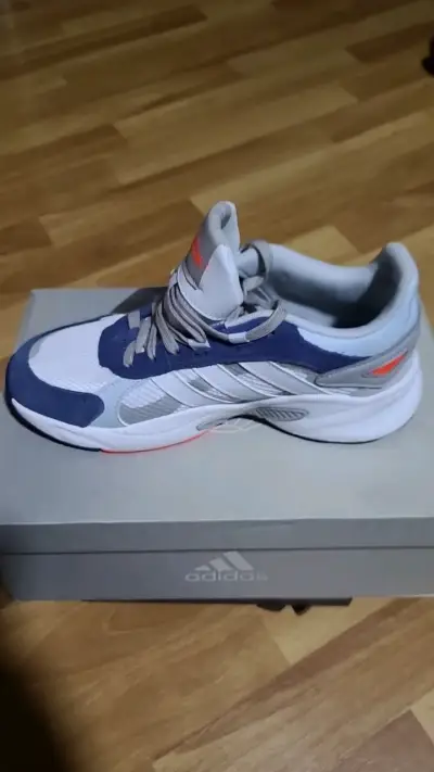 Zapatillas deportivas Adidas blancas y azules - miniatura 3