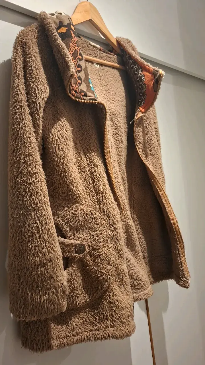 Chaqueta de lana sintética con capucha y diseño étnico - 1
