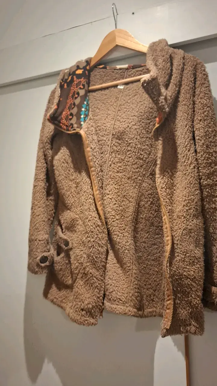 Chaqueta de lana sintética con capucha y diseño étnico - 2
