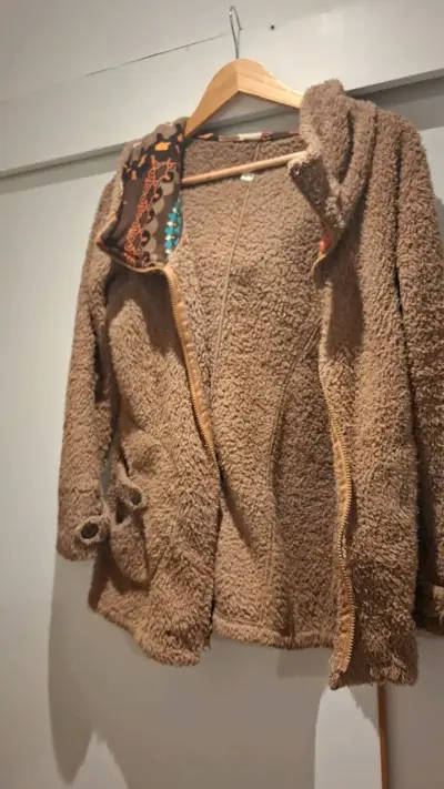 Chaqueta de lana sintética con capucha y diseño étnico - miniatura 2