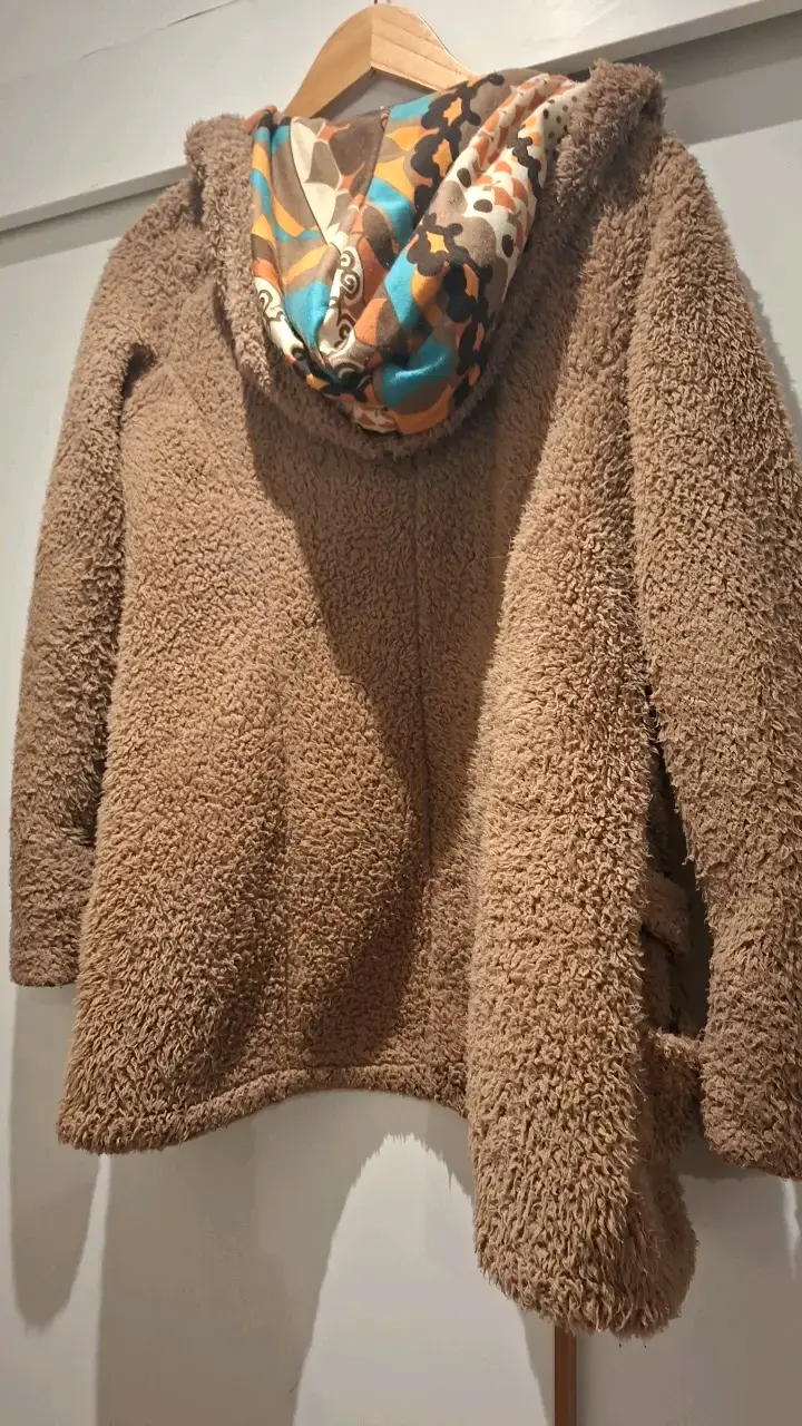 Chaqueta de lana sintética con capucha y diseño étnico - 3