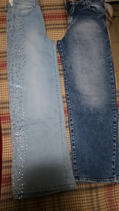 Jeans de mujer con detalles brillantes - miniatura 2