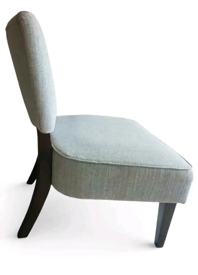 Silla recientapizada gris claro y  patas de madera - 1
