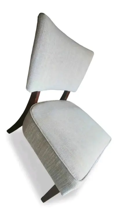 Silla recientapizada gris claro y  patas de madera - miniatura 2