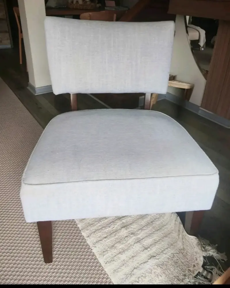 Silla recientapizada gris claro y  patas de madera - 3