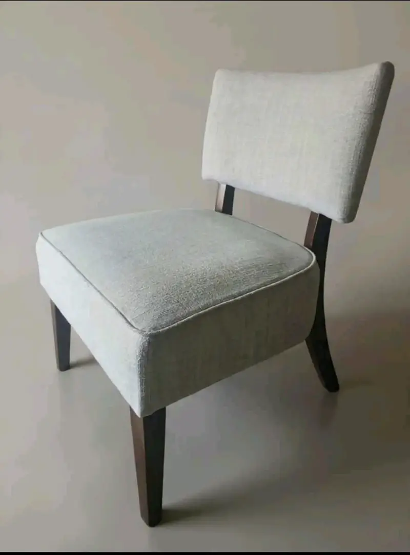 Silla recientapizada gris claro y  patas de madera - 5