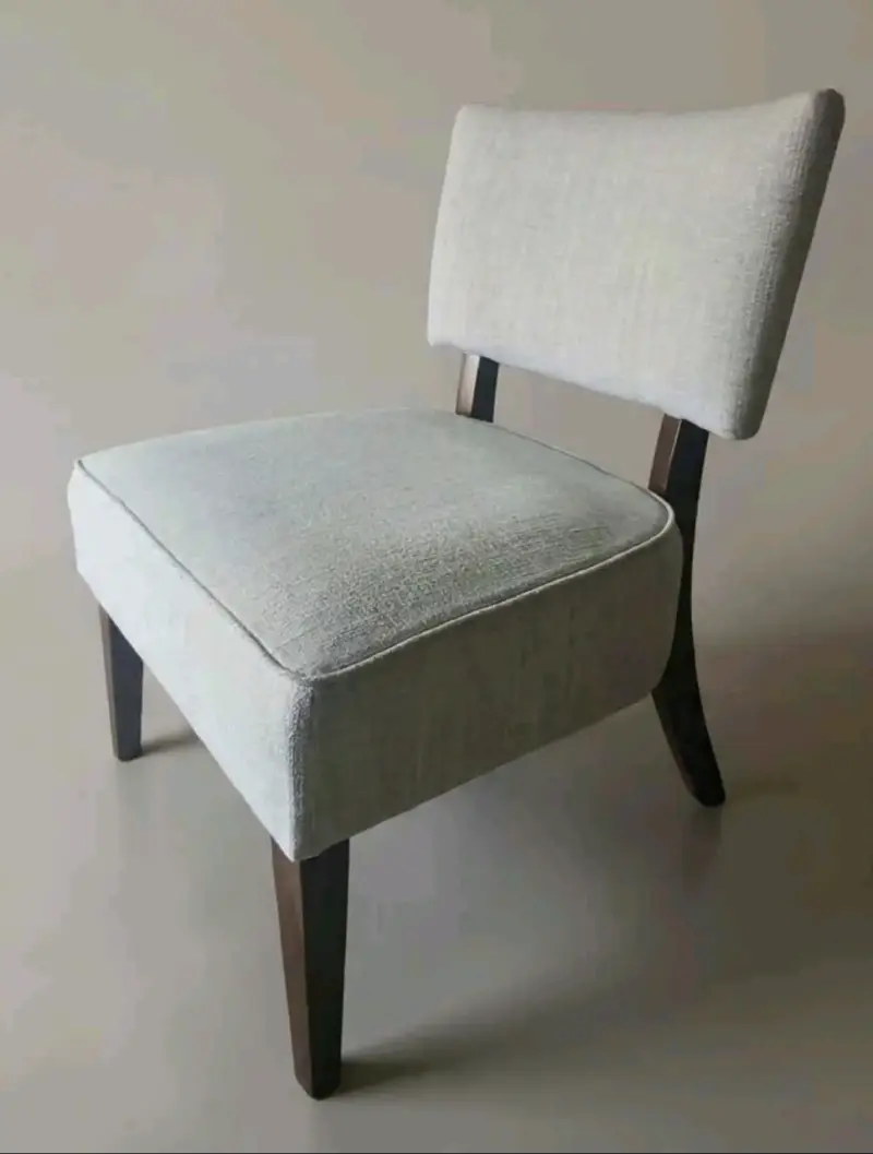 Silla recientapizada gris claro y  patas de madera - 6
