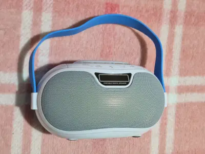 Parlante portátil con bluetooth y radio - miniatura 1