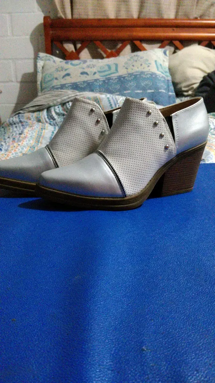 Botines gris con tacón alto