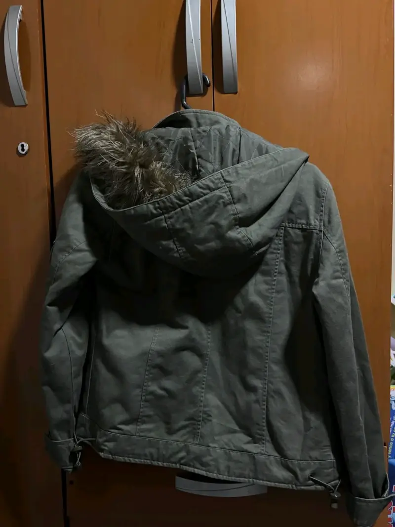 Parka verde con capucha de pelo sintético - 1