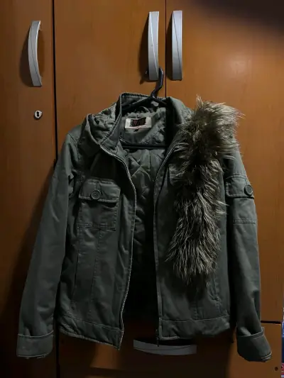 Parka verde con capucha de pelo sintético - miniatura 3