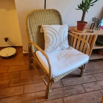 Sillón de mimbre con cojín blanco - miniatura 1