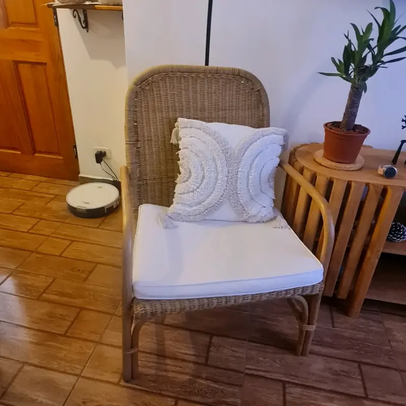 Sillón de mimbre con cojín blanco - 2