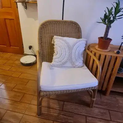 Sillón de mimbre con cojín blanco - miniatura 2