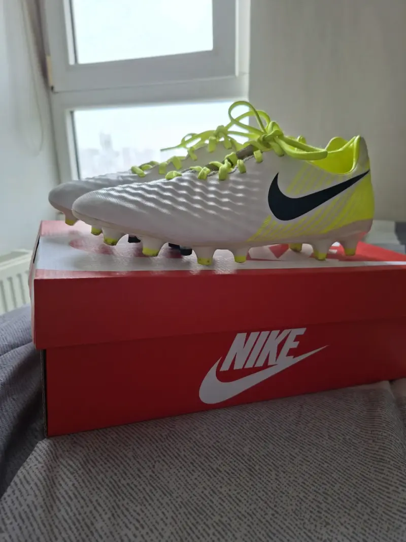 Botines de fútbol Nike Magista blancos y amarillos - 1