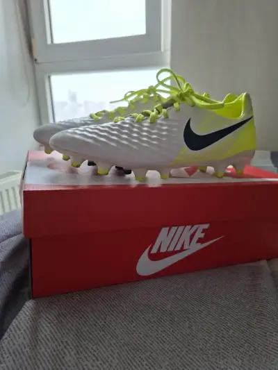 Botines de fútbol Nike Magista blancos y amarillos - miniatura 1