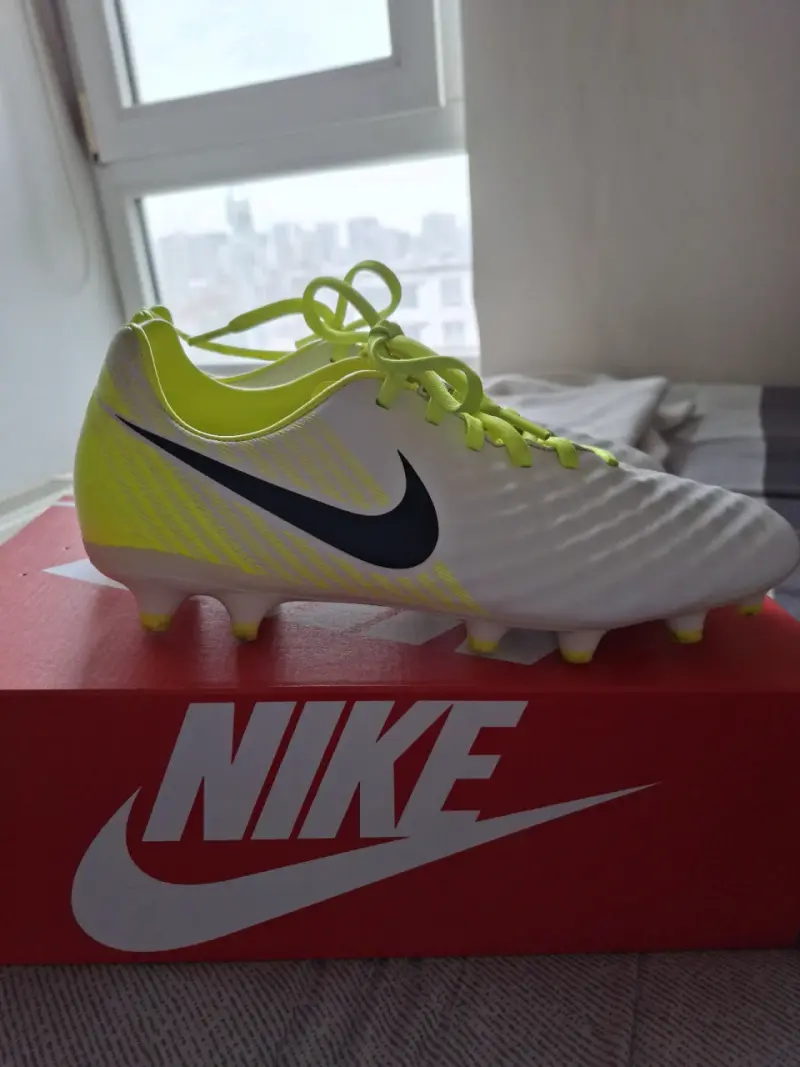 Botines de fútbol Nike Magista blancos y amarillos - 3