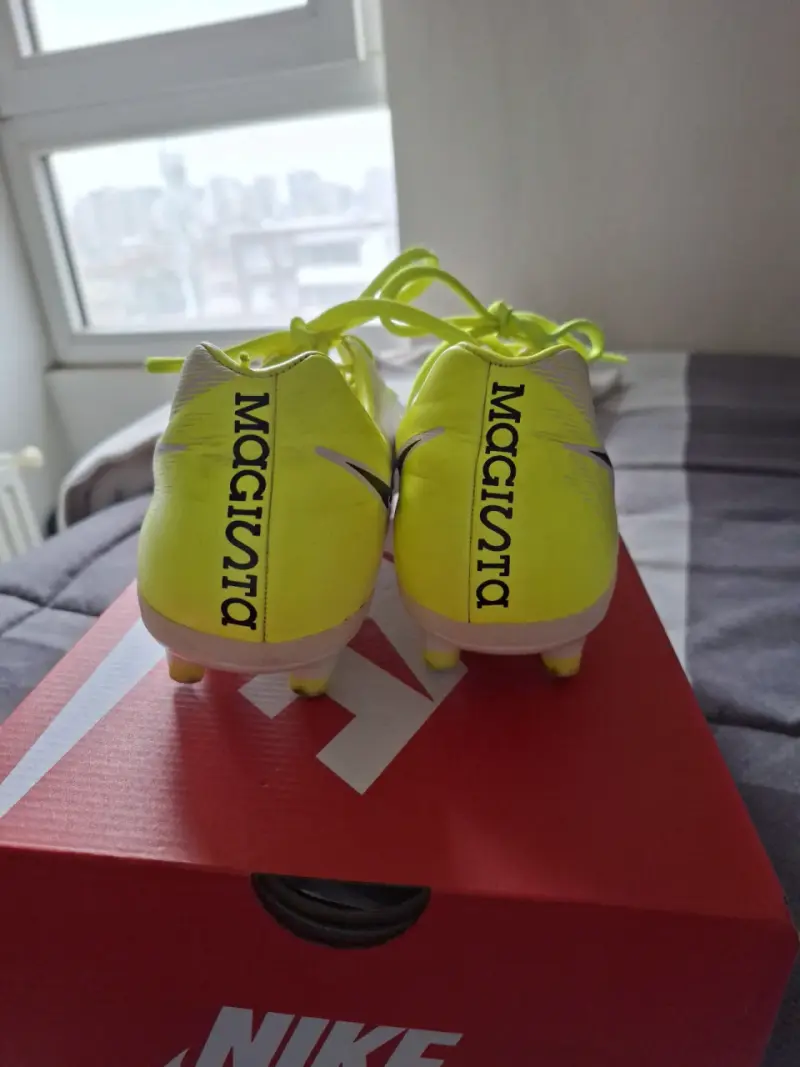 Botines de fútbol Nike Magista blancos y amarillos - 4