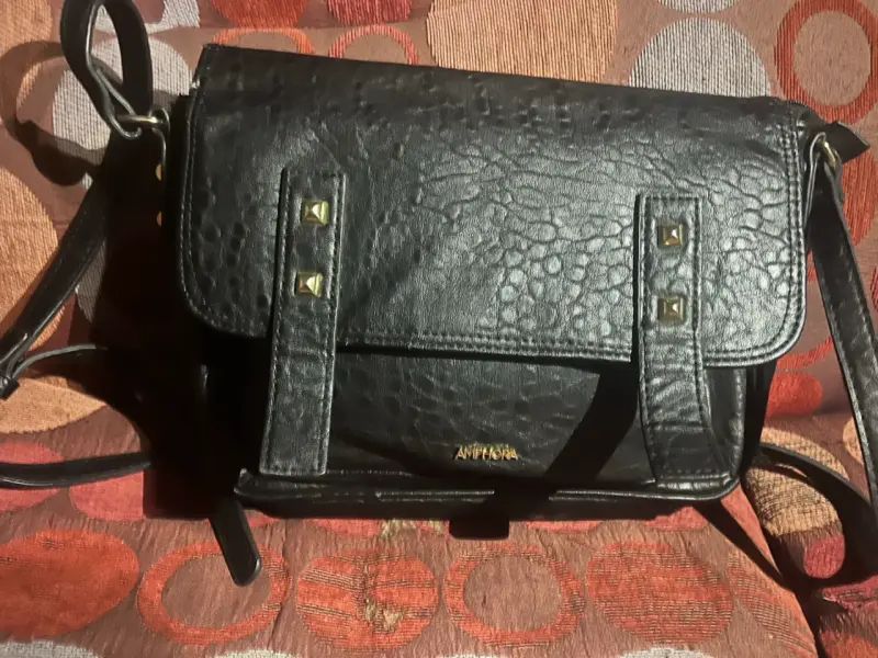 Cartera negra de cuero sintético con tachas - 1