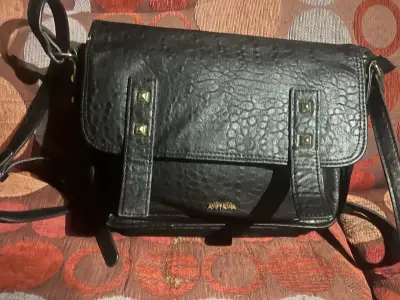 Cartera negra de cuero sintético con tachas - miniatura 1