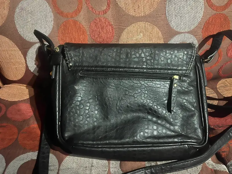 Cartera negra de cuero sintético con tachas - 2
