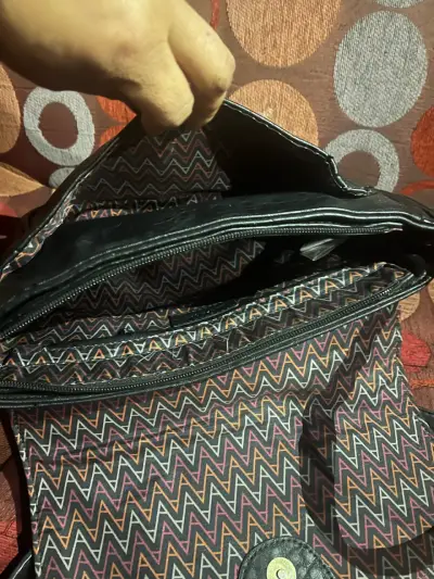 Cartera negra de cuero sintético con tachas - miniatura 3