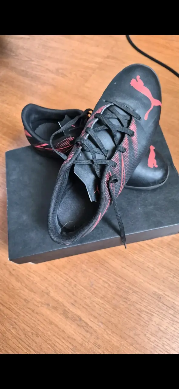 Zapatillas de Futbolito Puma Negras y Rojas 24 cm - 2