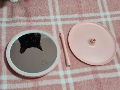 Espejo de maquillaje LED rosa - miniatura 1
