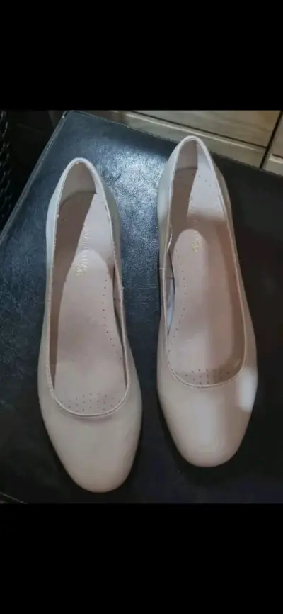 Zapatos de novia tacón bajo beige para mujer - miniatura 1