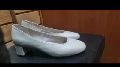 Zapatos de novia tacón bajo beige para mujer - miniatura 2
