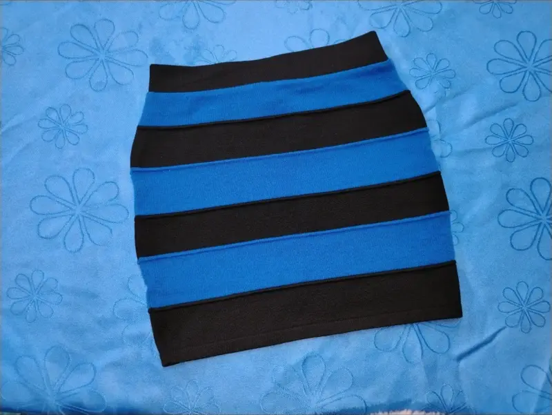 Falda ajustada a rayas azul y negro