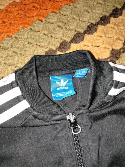 Chaqueta deportiva negra Adidas con rayas blancas - miniatura 2