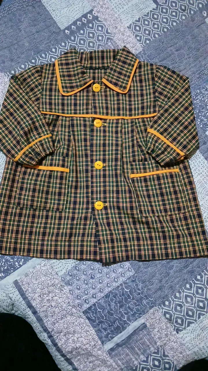 Delantal infantil a cuadros con detalles amarillos