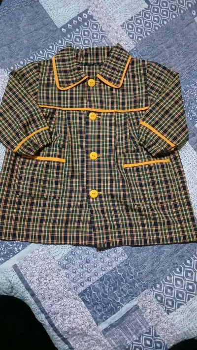 Delantal infantil a cuadros con detalles amarillos - miniatura 1