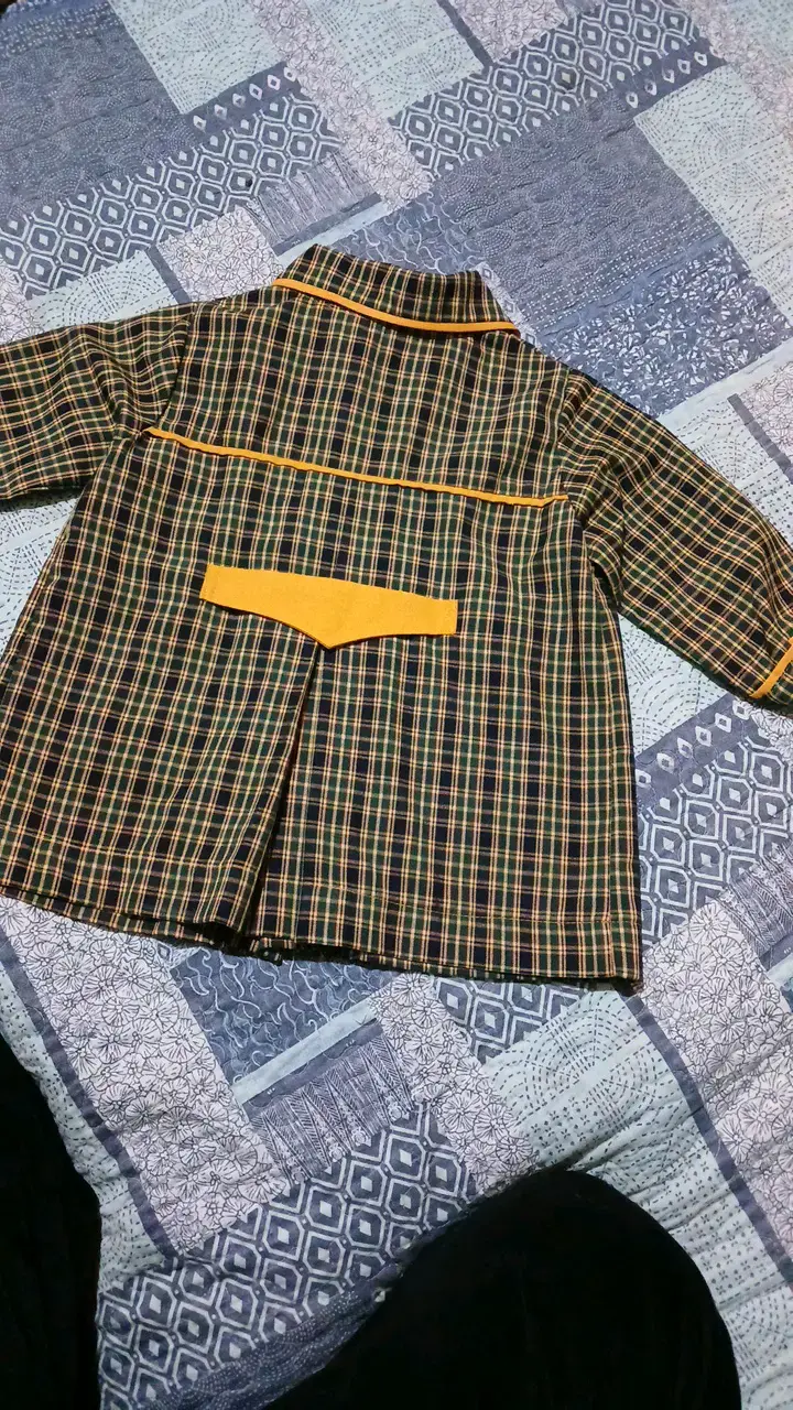 Delantal infantil a cuadros con detalles amarillos - 2