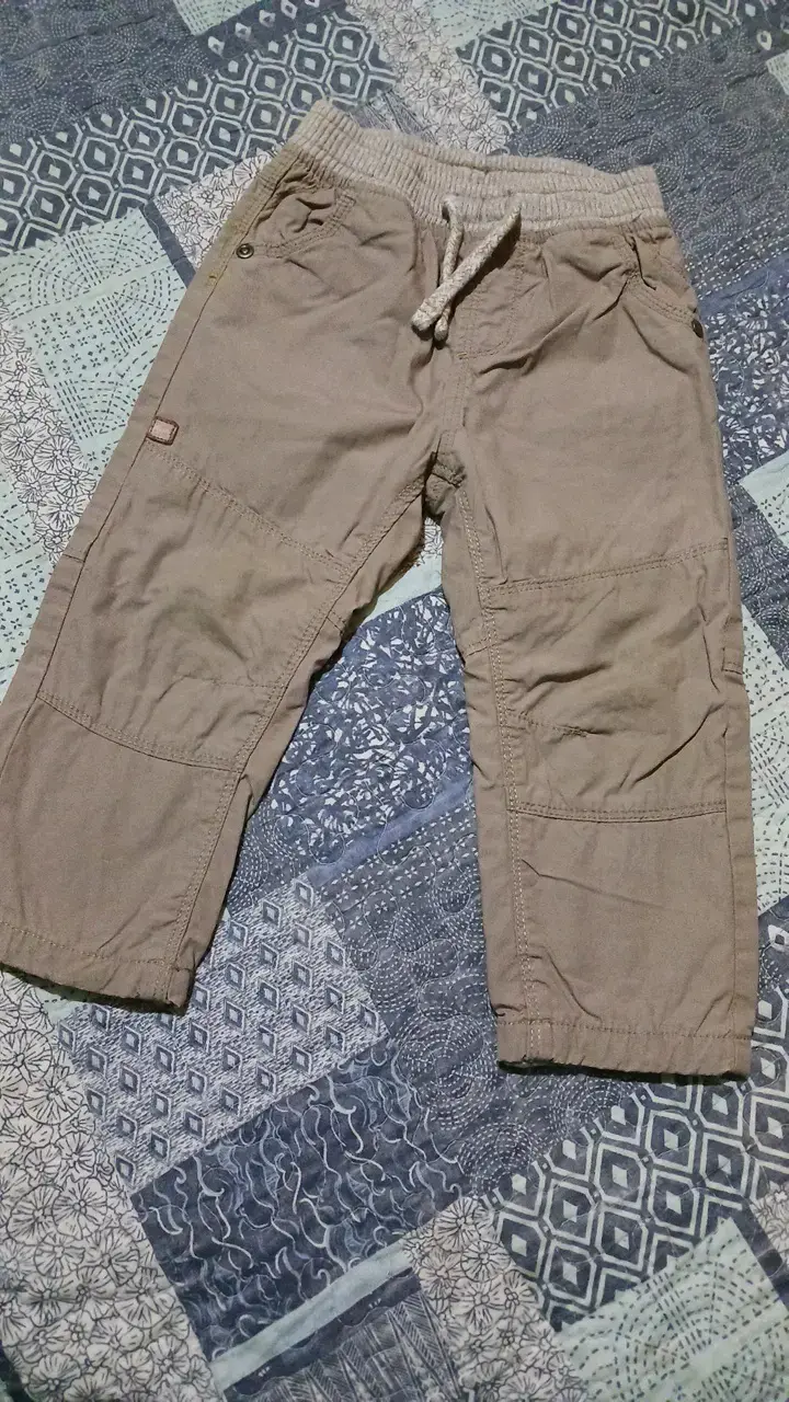 Pantalones cargo beige para niños