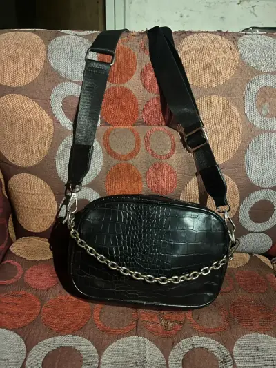 Cartera negra con cadena estilo cocodrilo - miniatura 1