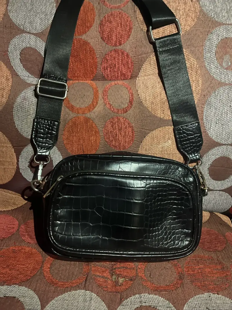 Cartera negra con cadena estilo cocodrilo - 2