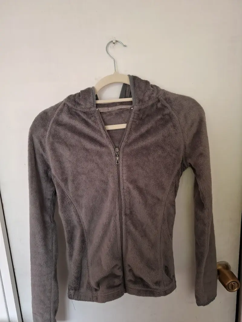 Polerón de polar gris con capucha