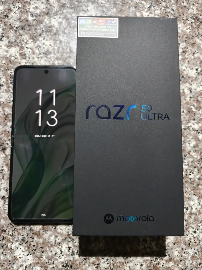 Smartphone Motorola Razr 50 Ultra con caja - 1