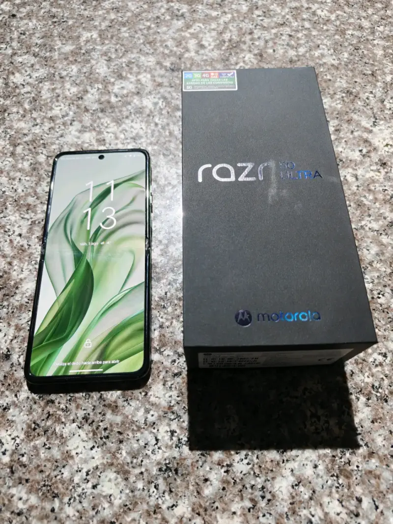 Smartphone Motorola Razr 50 Ultra con caja - 2