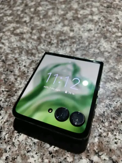 Smartphone Motorola Razr 50 Ultra con caja - miniatura 4