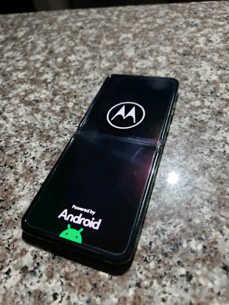 Smartphone Motorola Razr 50 Ultra con caja - 5
