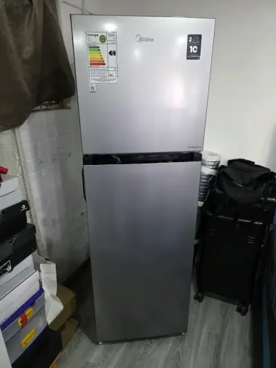 Refrigerador Midea de dos puertas en buen estado - miniatura 1