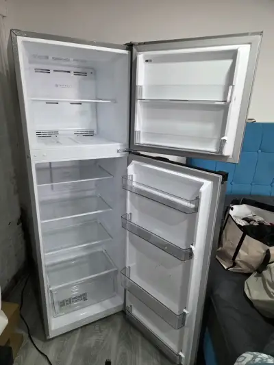 Refrigerador Midea de dos puertas en buen estado - miniatura 2