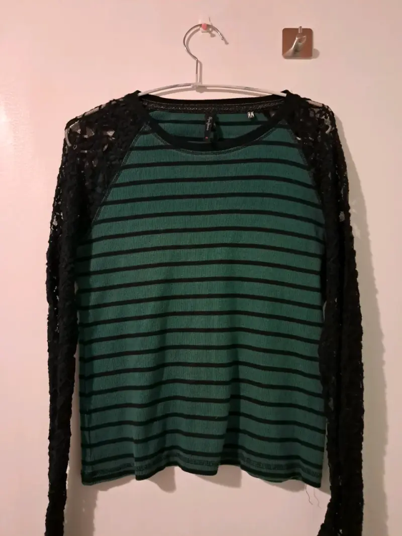 Polera de rayas verde con encaje para mujer