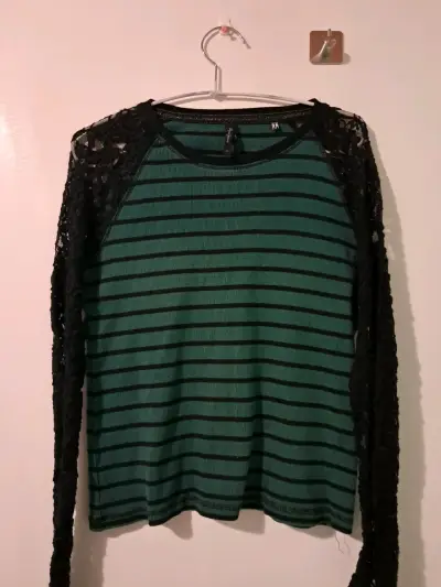 Polera de rayas verde con encaje para mujer - miniatura 1