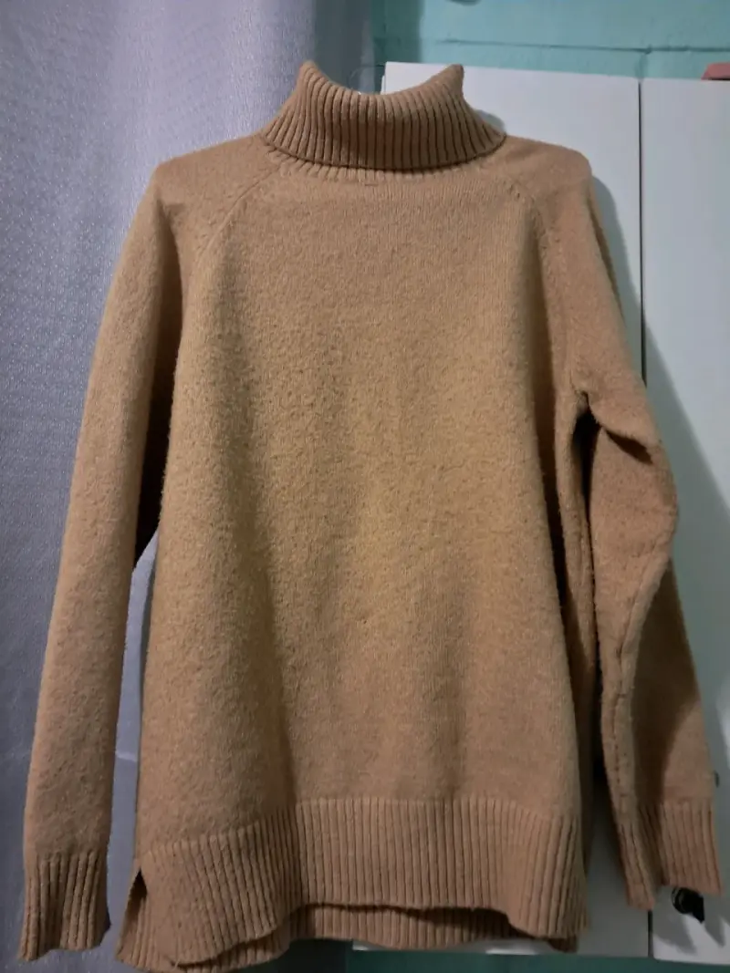 Suéter de lana beige con cuello alto para mujer