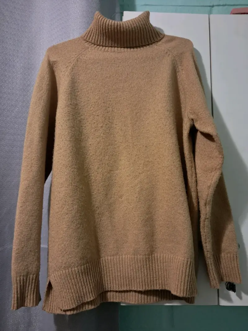 Suéter de lana beige con cuello alto para mujer - 2